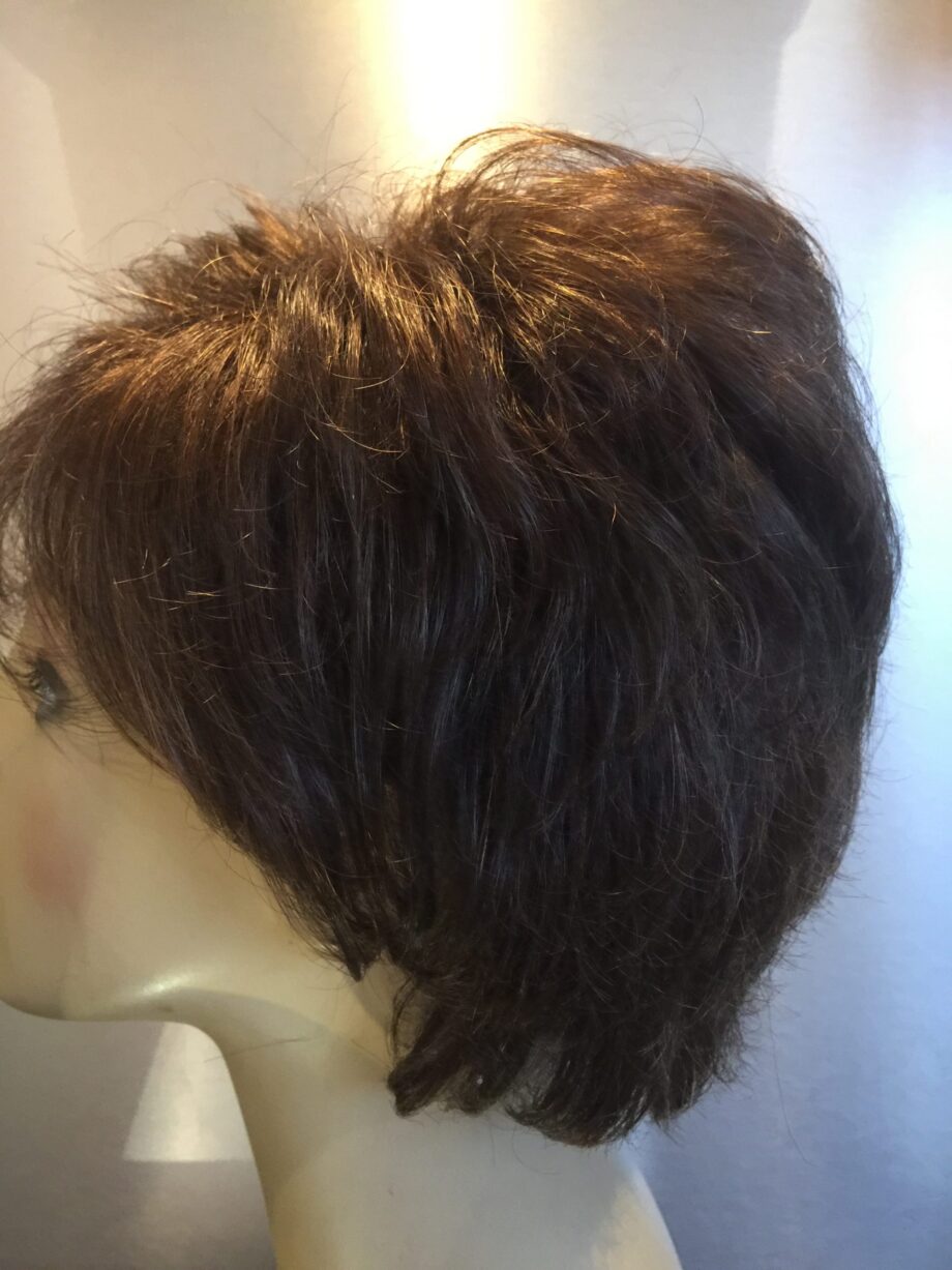 Short wavy brown wig. Pplbrsc736