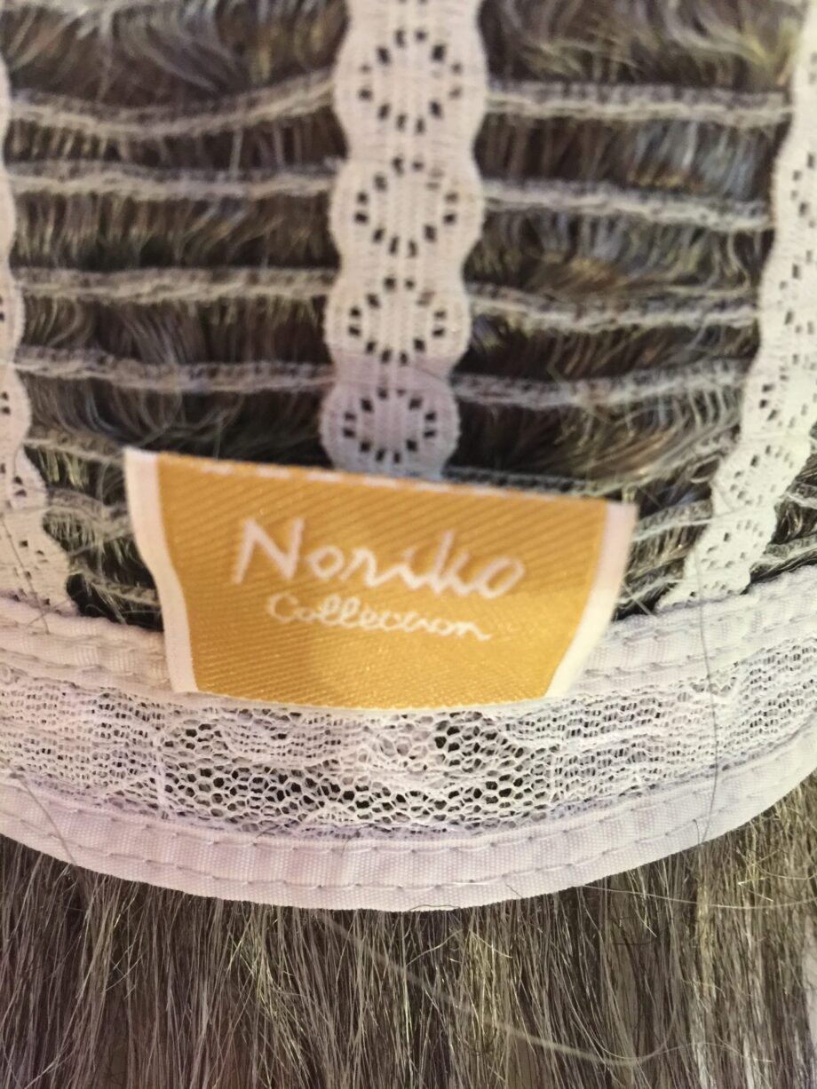 Silver grey wig. Pplgms741