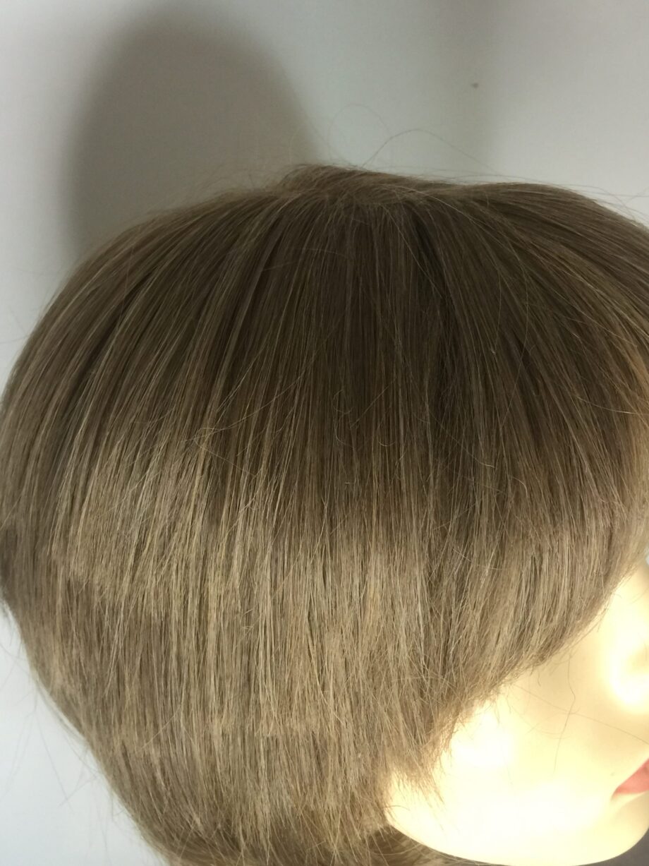 Blonde short wig. Polblss552