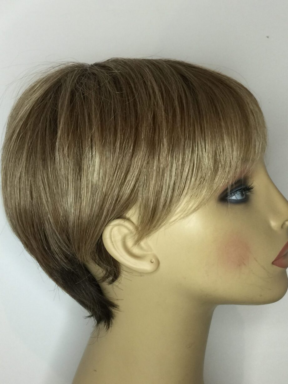 Rooted blonde short wig. Pplblss822