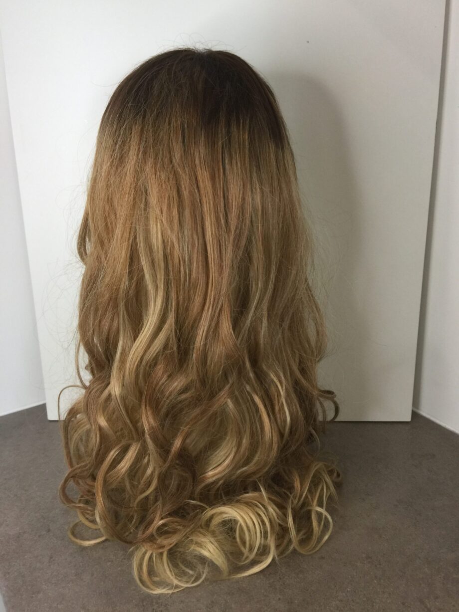 Long blonde dark rooted. Pplbllc551