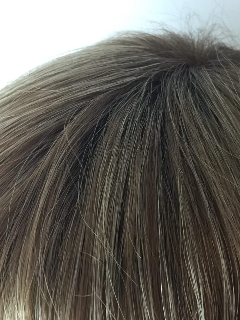 Rooted blonde short wig. Pplblss822