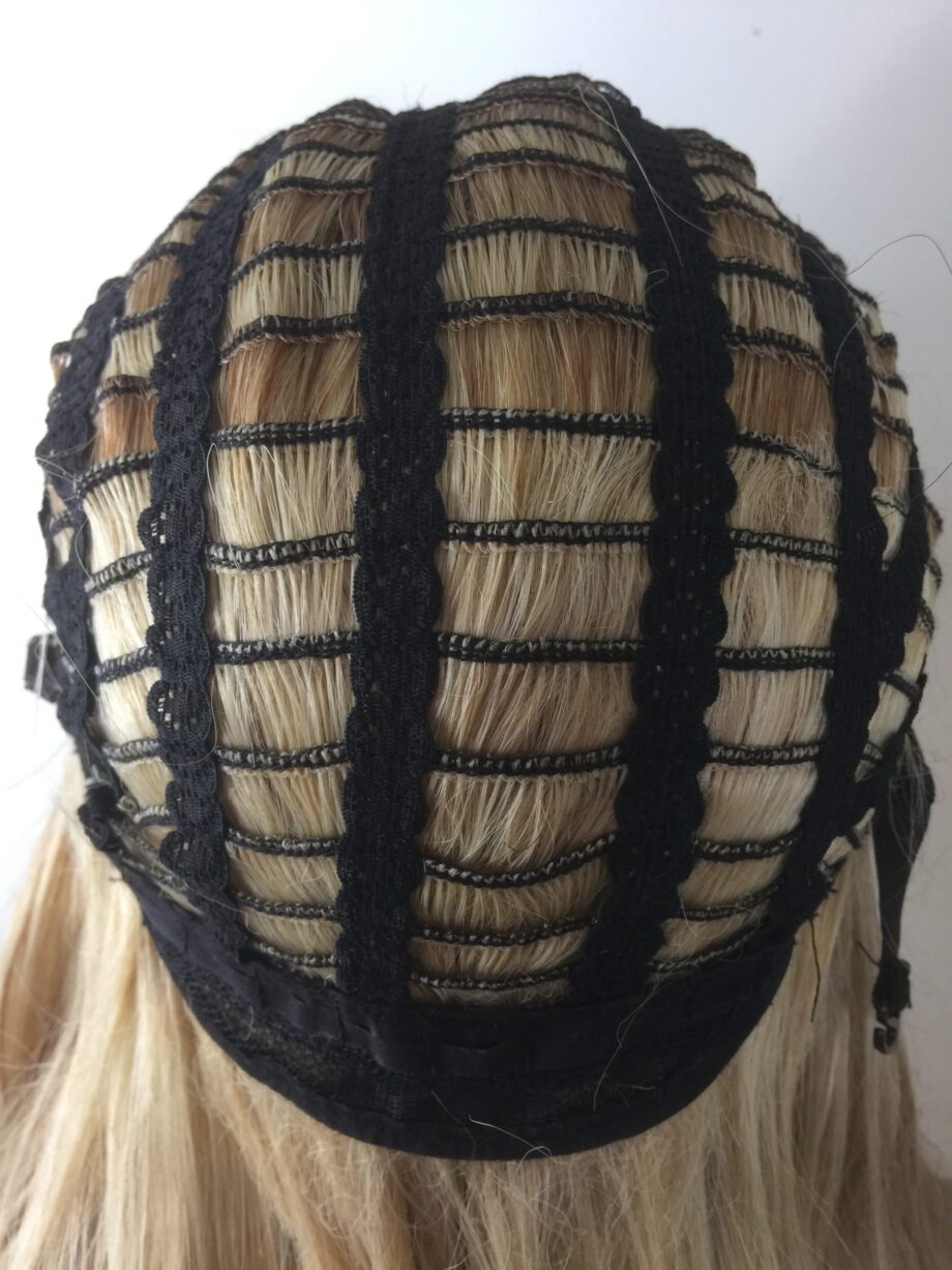 Long blonde dark rooted. Pplbllc551