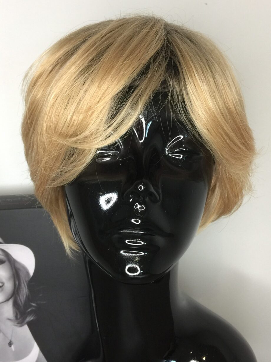 Blonde wig. Pplblss857