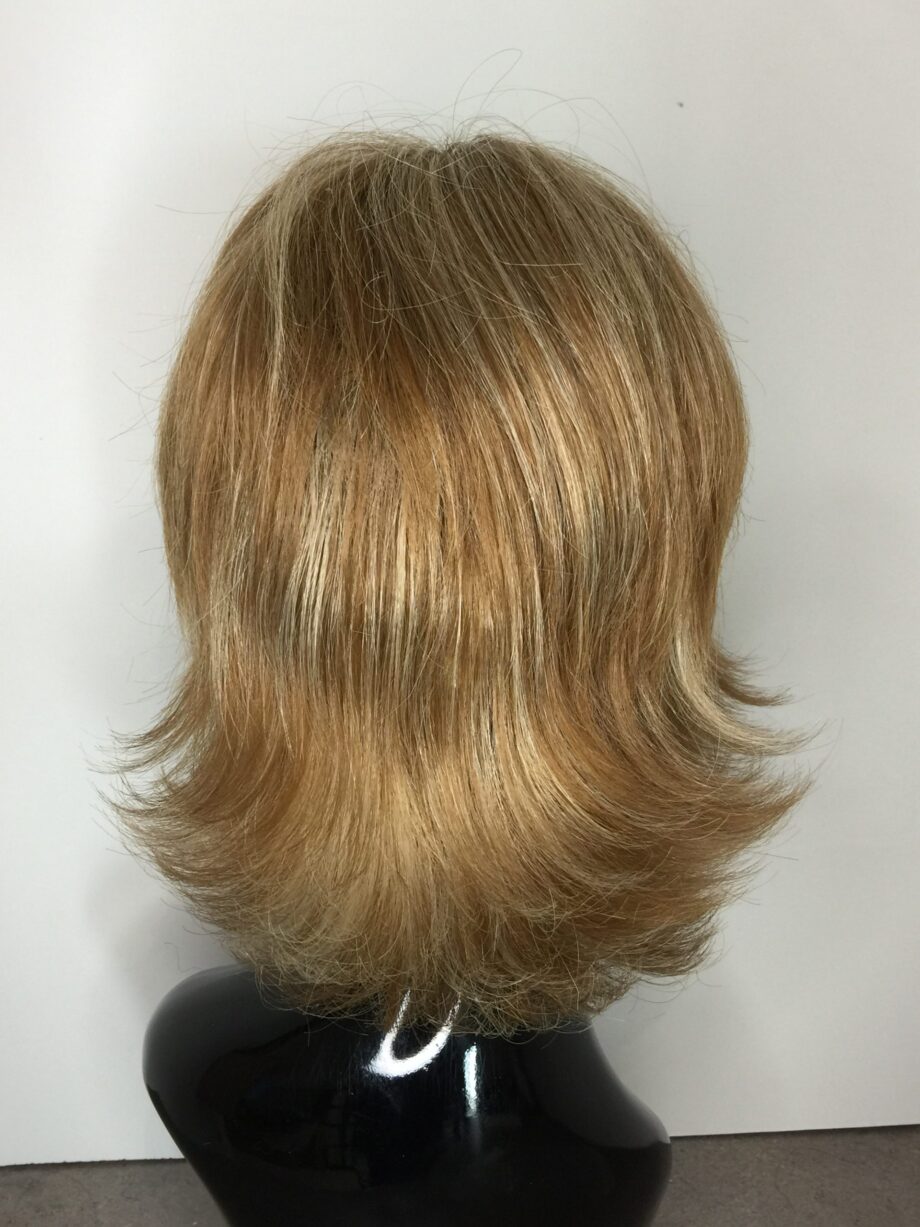 Honey blonde wig. Pplbllw839