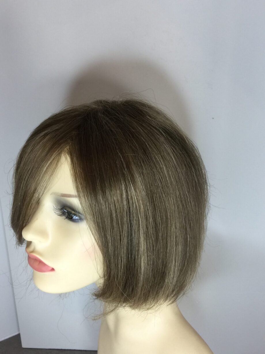 Blonde light brown wig. Pplblms855