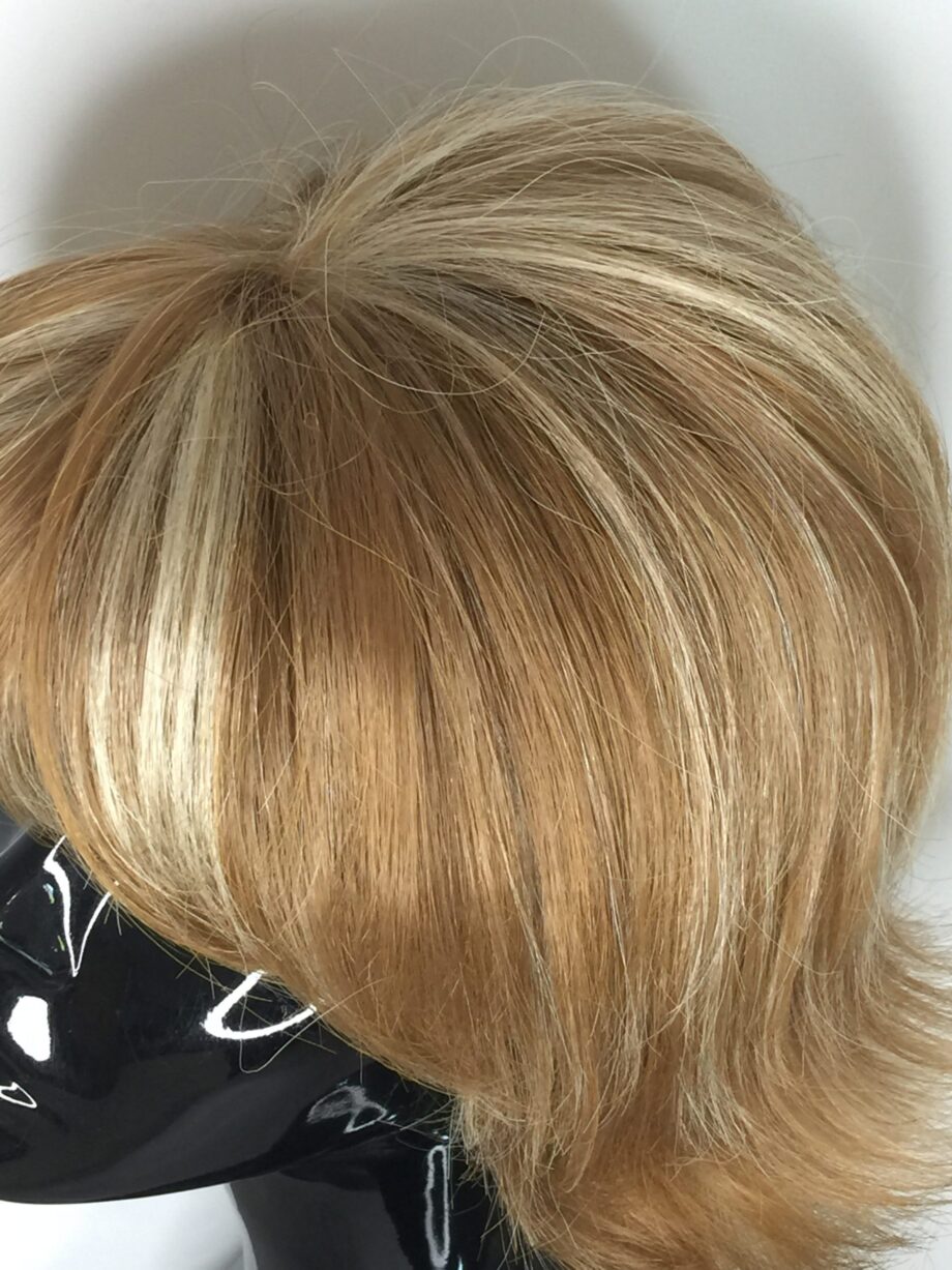 Honey blonde wig. Pplbllw839
