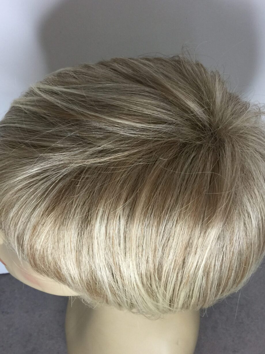Blonde stylish wig. Pplblss845