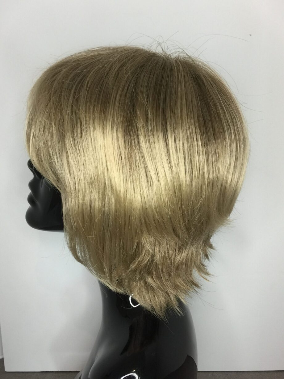 Blonde shiny wig. Pplblms862