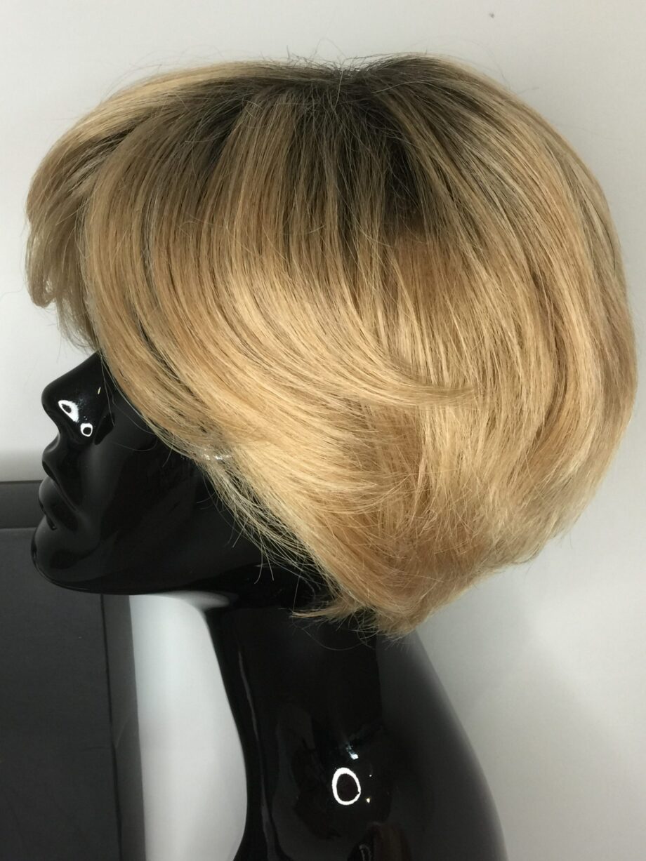 Blonde wig. Pplblss857