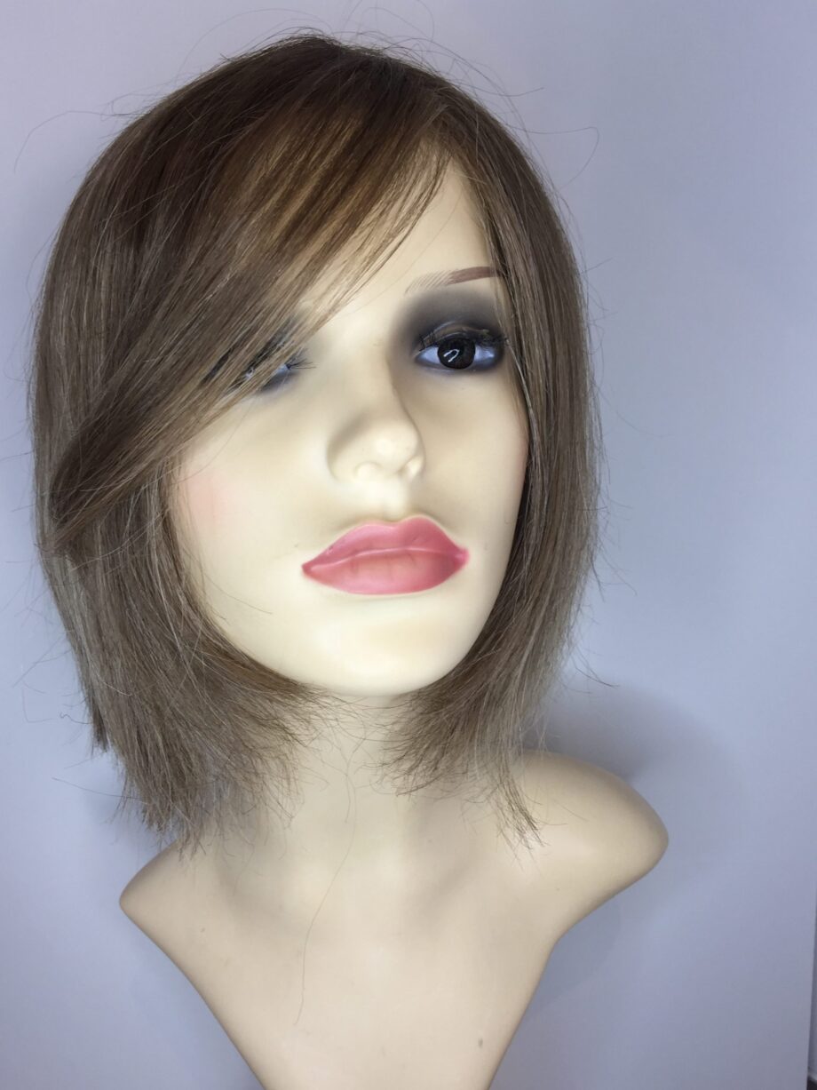 Blonde light brown wig. Pplblms855