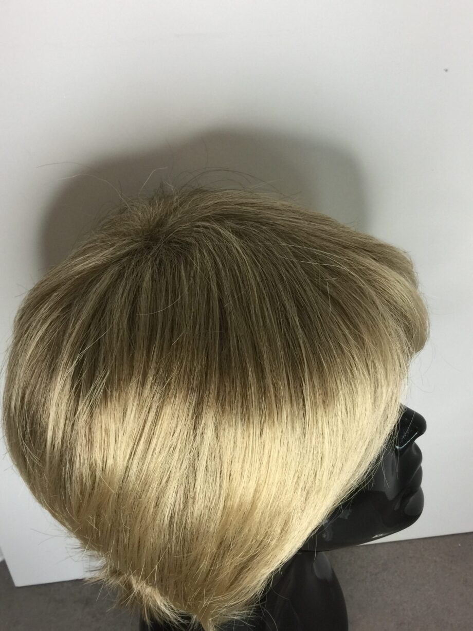 Blonde shiny wig. Pplblms862
