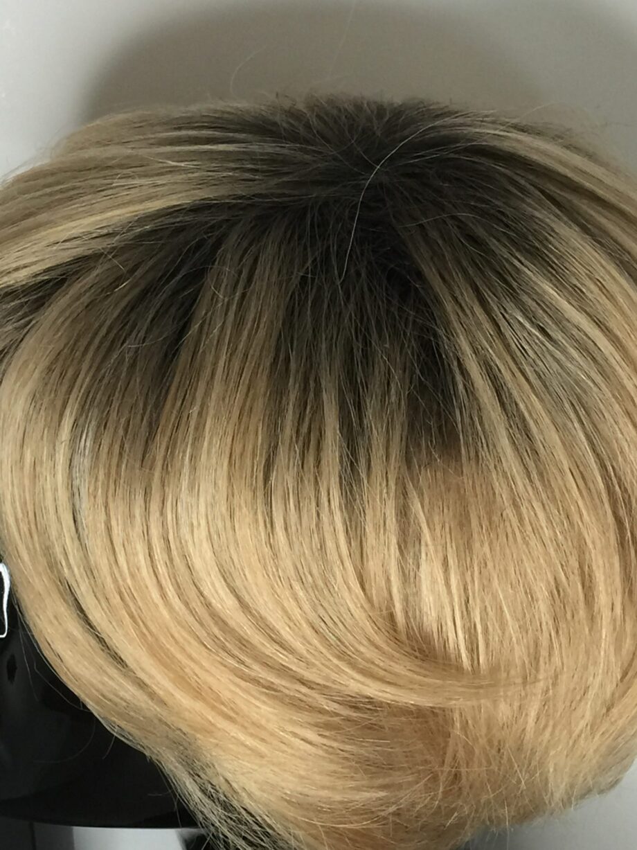 Blonde wig. Pplblss857