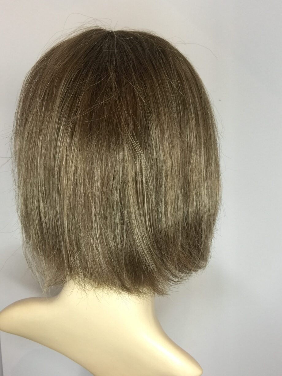 Blonde light brown wig. Pplblms855