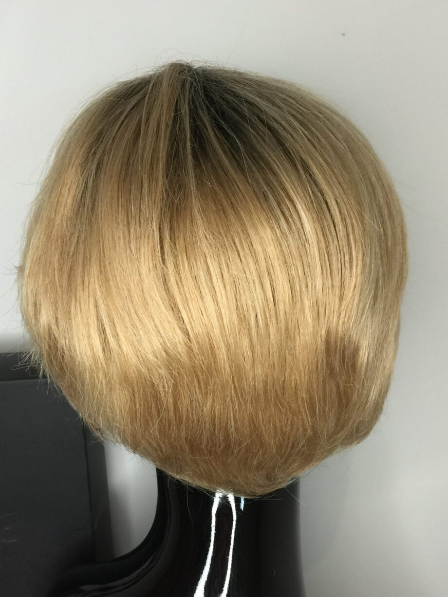 Blonde wig. Pplblss857