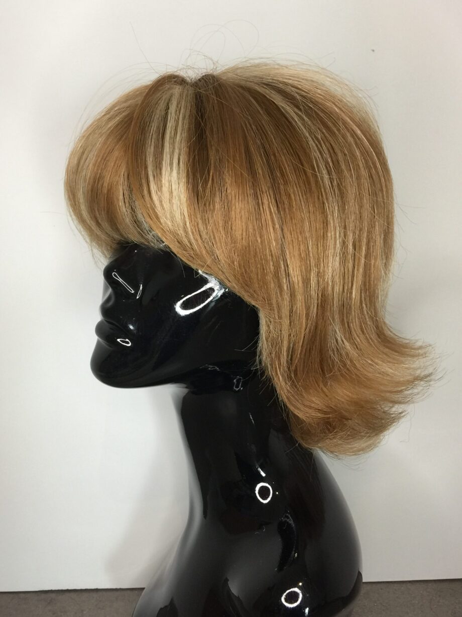 Honey blonde wig. Pplbllw839