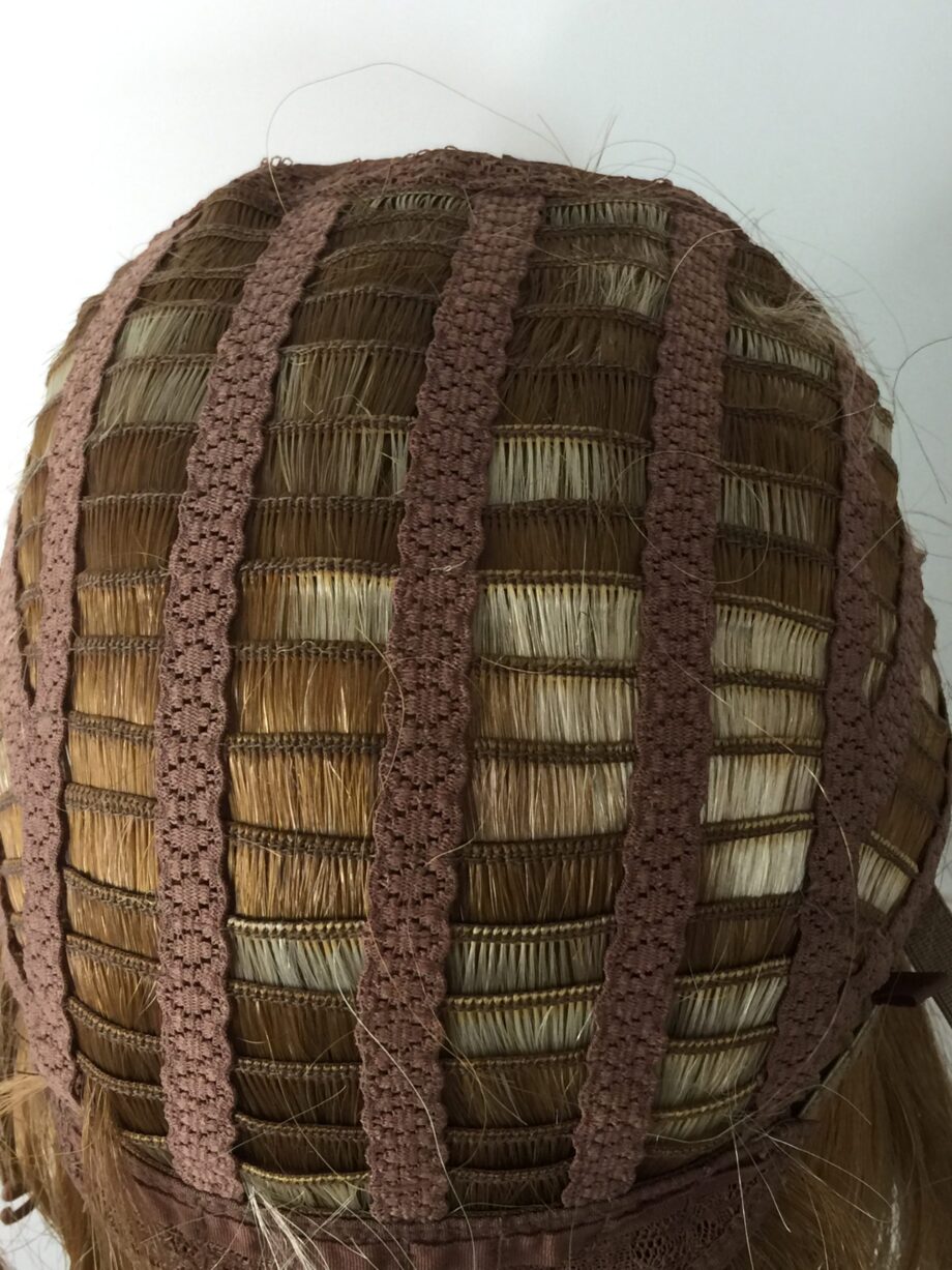 Honey blonde wig. Pplbllw839