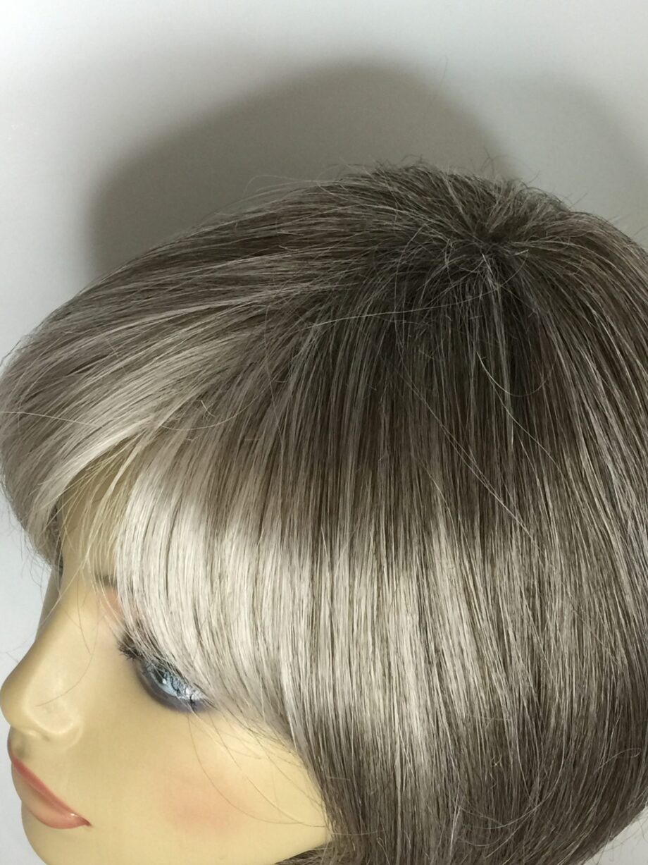 Ash blonde wig. Pplblss850