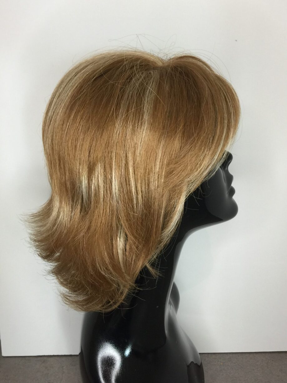 Honey blonde wig. Pplbllw839
