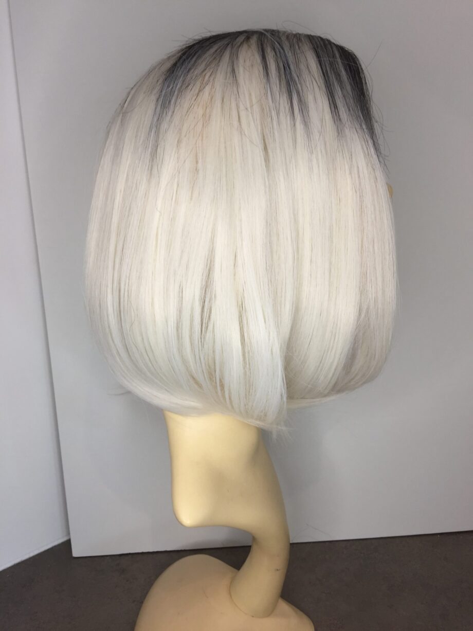 Silver/ white dark roots. Pplwls765