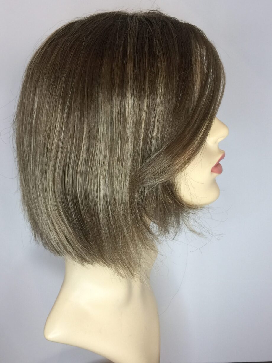 Blonde light brown wig. Pplblms855