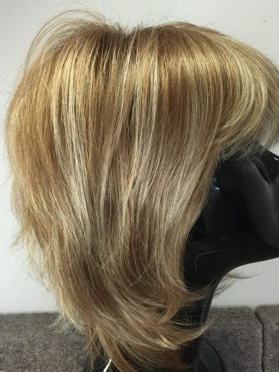 Blonde mid length wig. Pplblmw212
