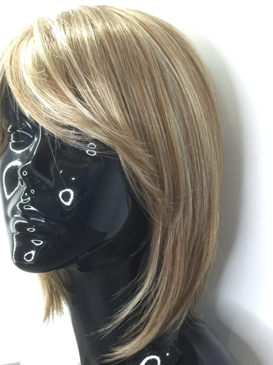 Blonde highlighted wig. Pplblls683