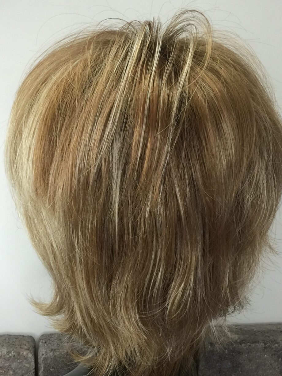 Blonde mid length wig. Pplblmw212