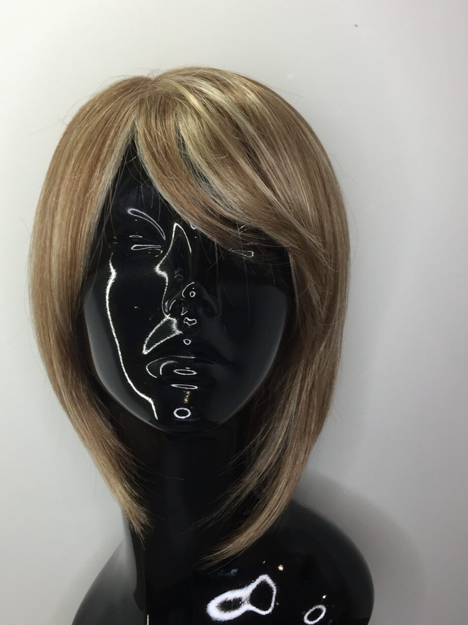 Blonde highlighted wig. Pplblls683