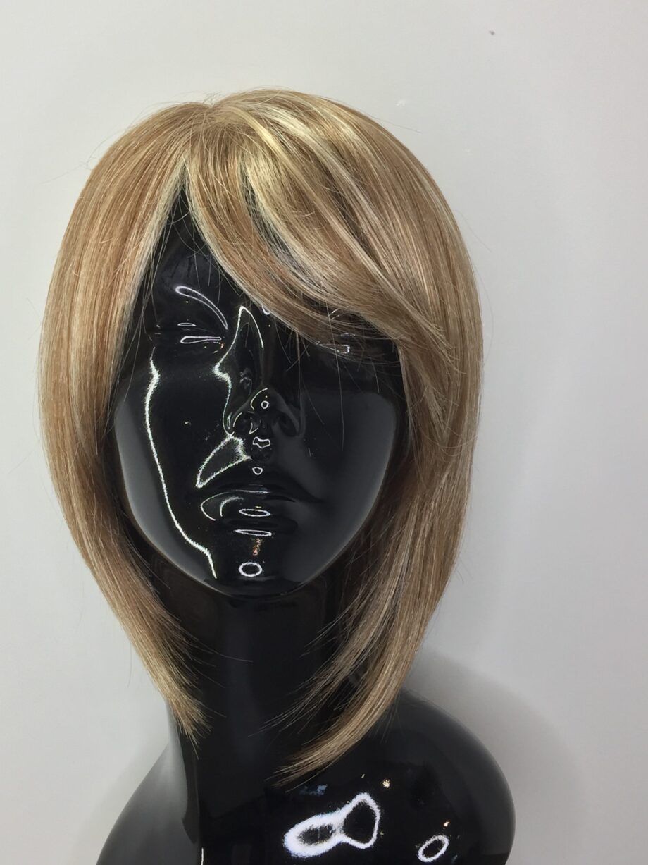 Blonde highlighted wig. Pplblls683