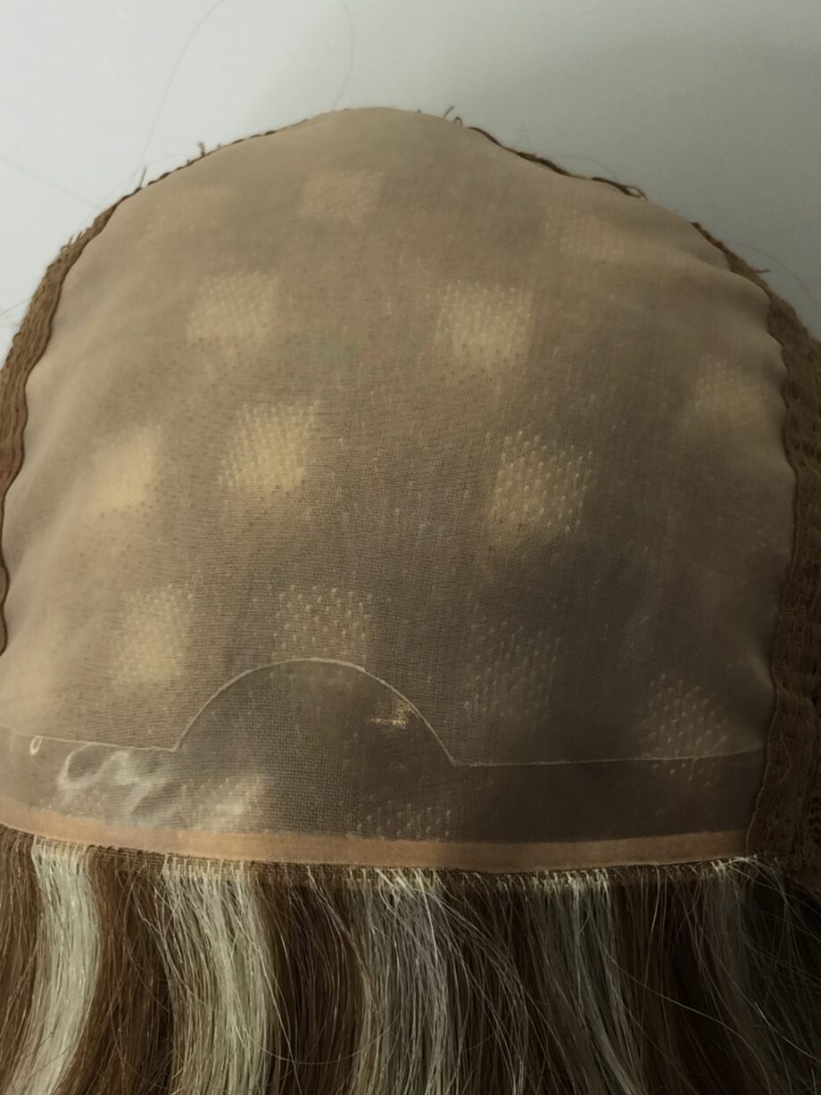 Blonde highlighted wig. Pplblls683