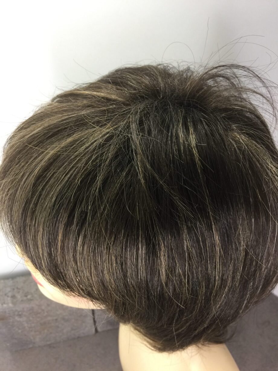 Brown highlighted wig. Pplbrms686