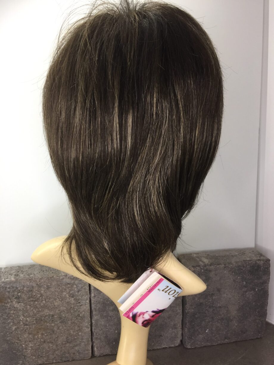 Brown highlighted wig. Pplbrms686