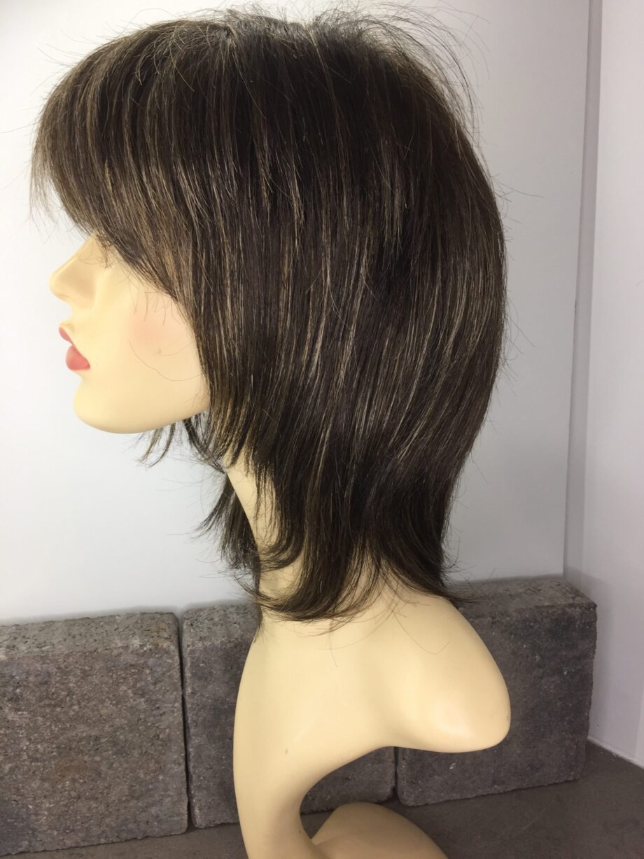 Brown highlighted wig. Pplbrms686