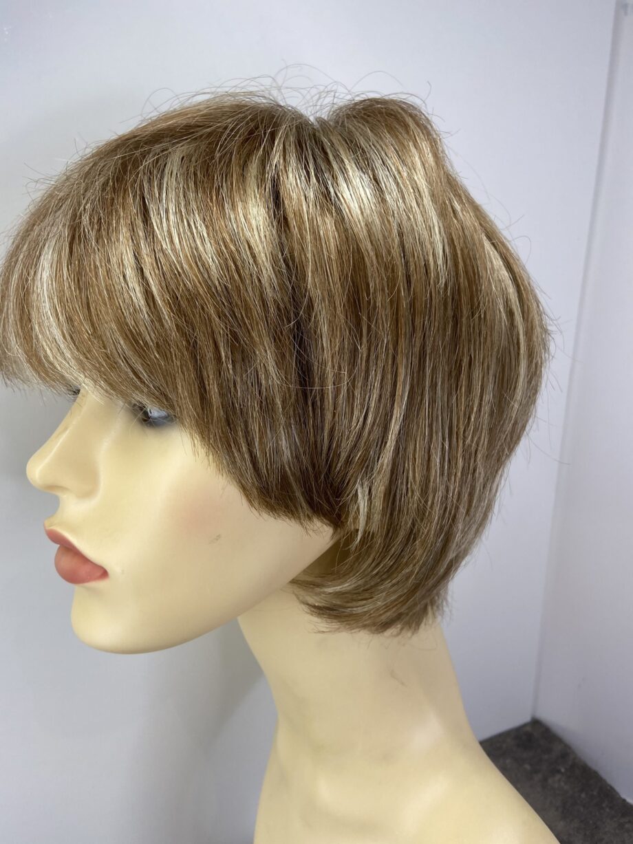 Blonde short wig. Pplblss567