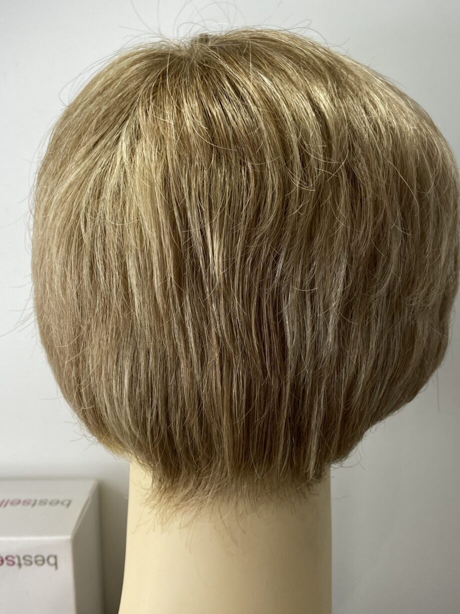 Short blonde wig. Bplblss48