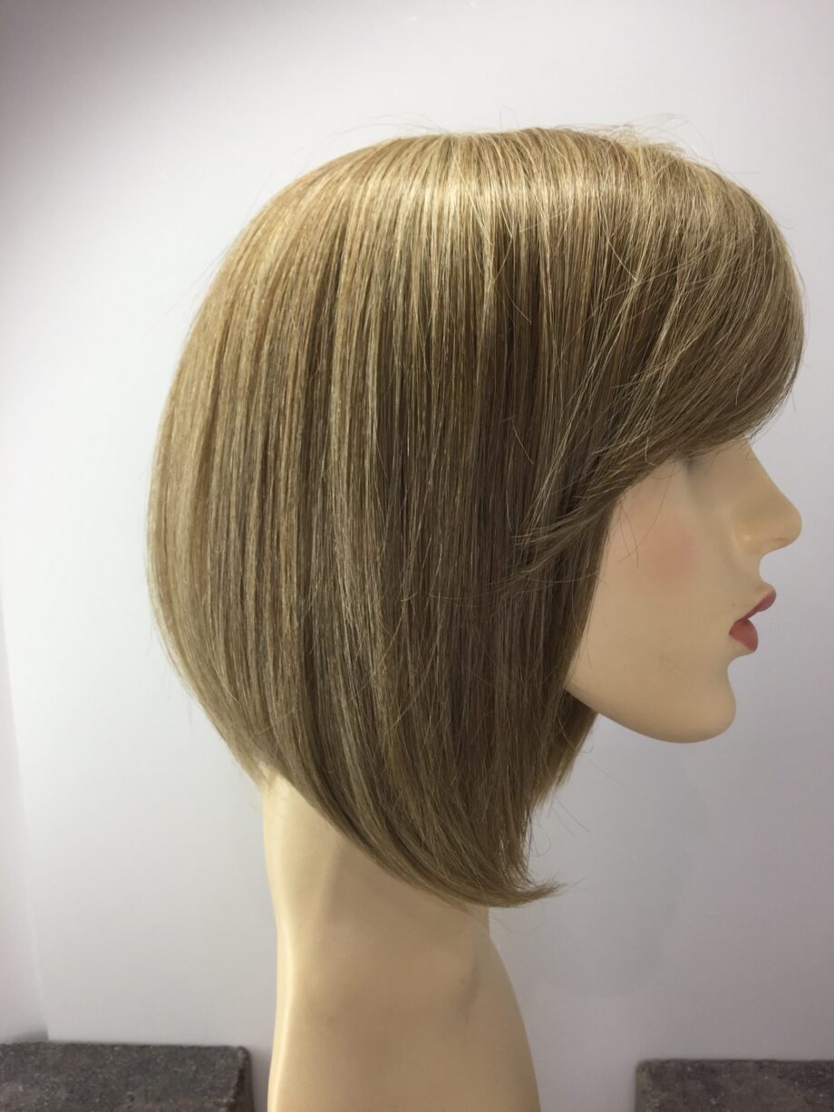 Silky blonde wig. Pplblms896