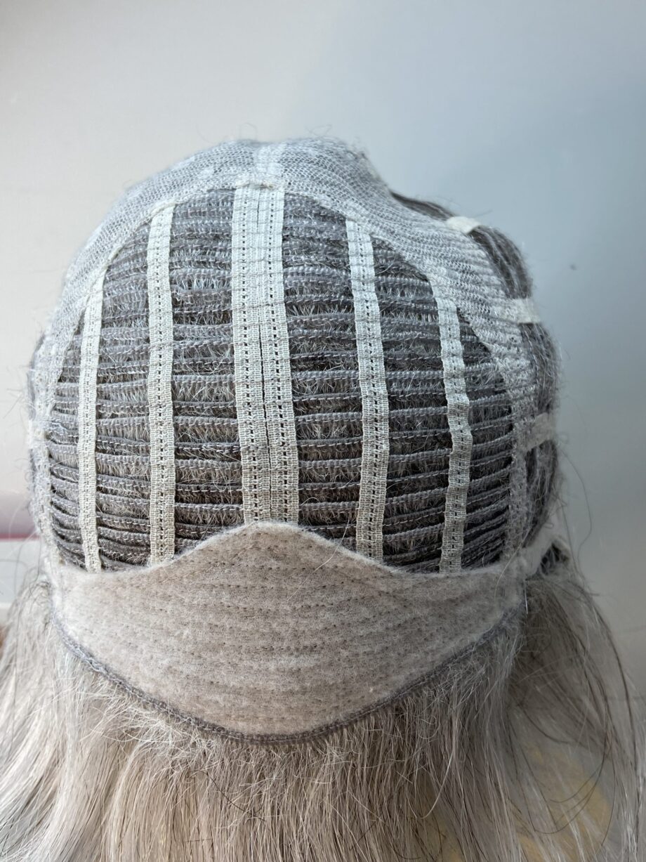 Gorgeous sleek Light grey wig. Bpplsms50