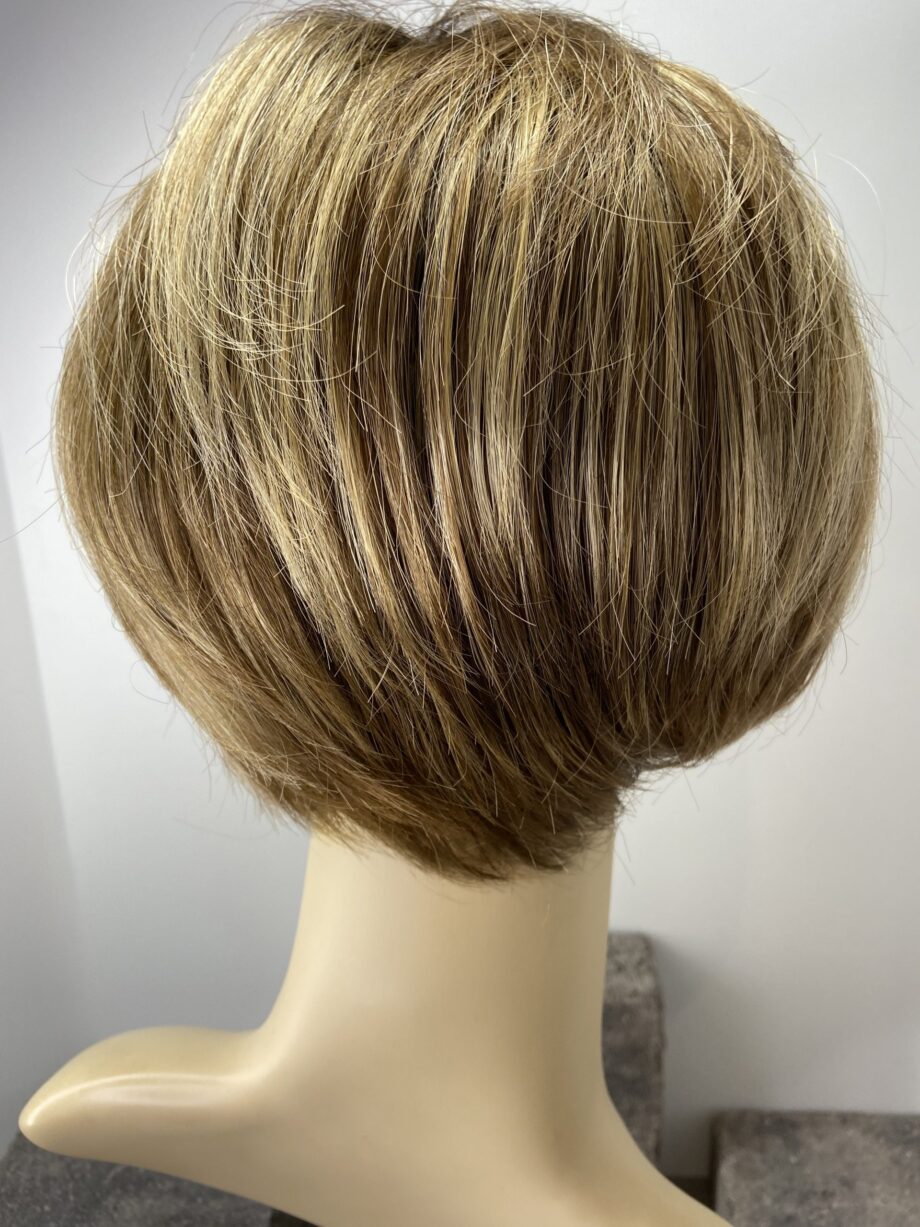 Brown highlighted wig. Pplbrms779