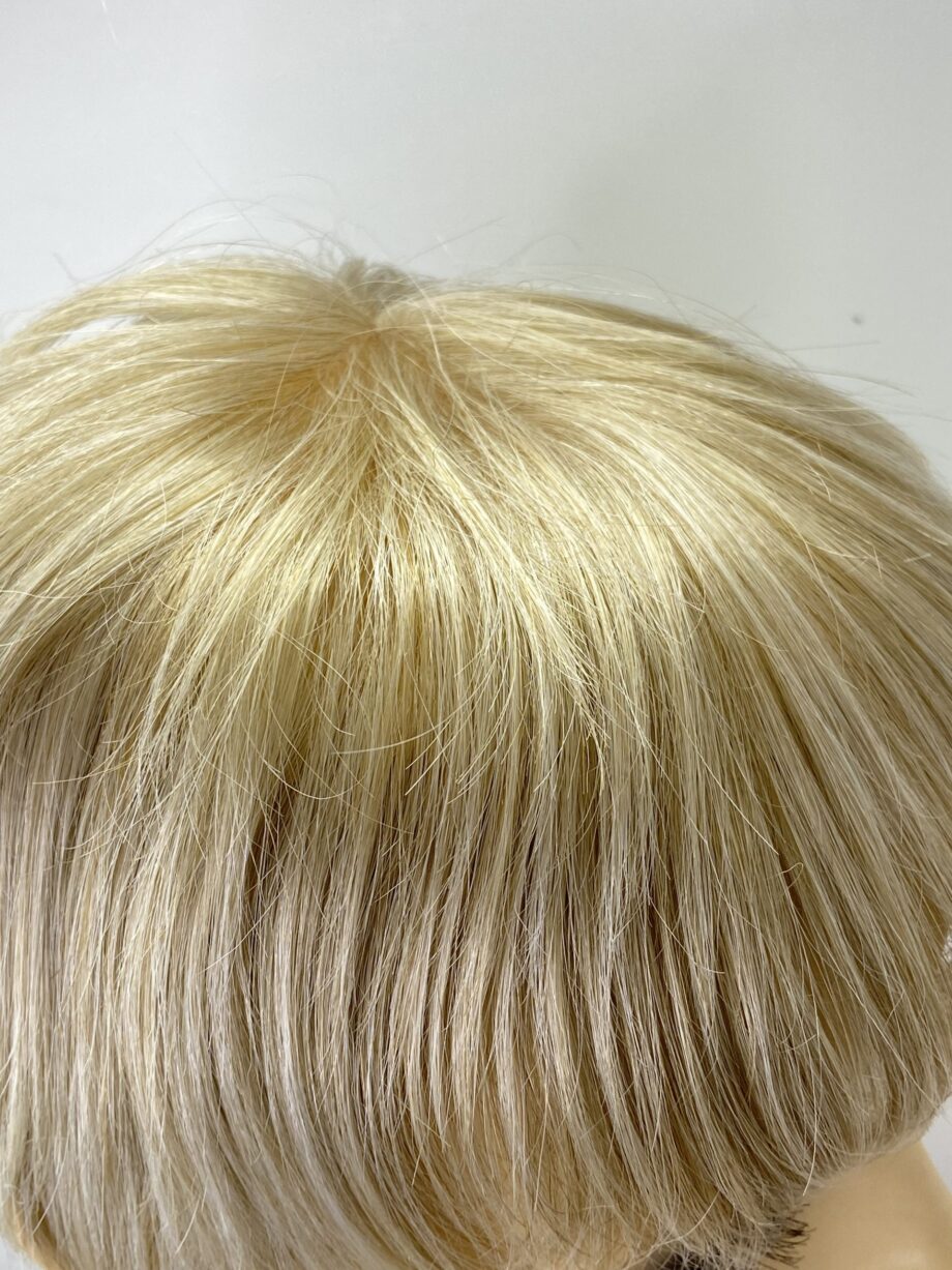 Short light blonde wig. Pplblss775