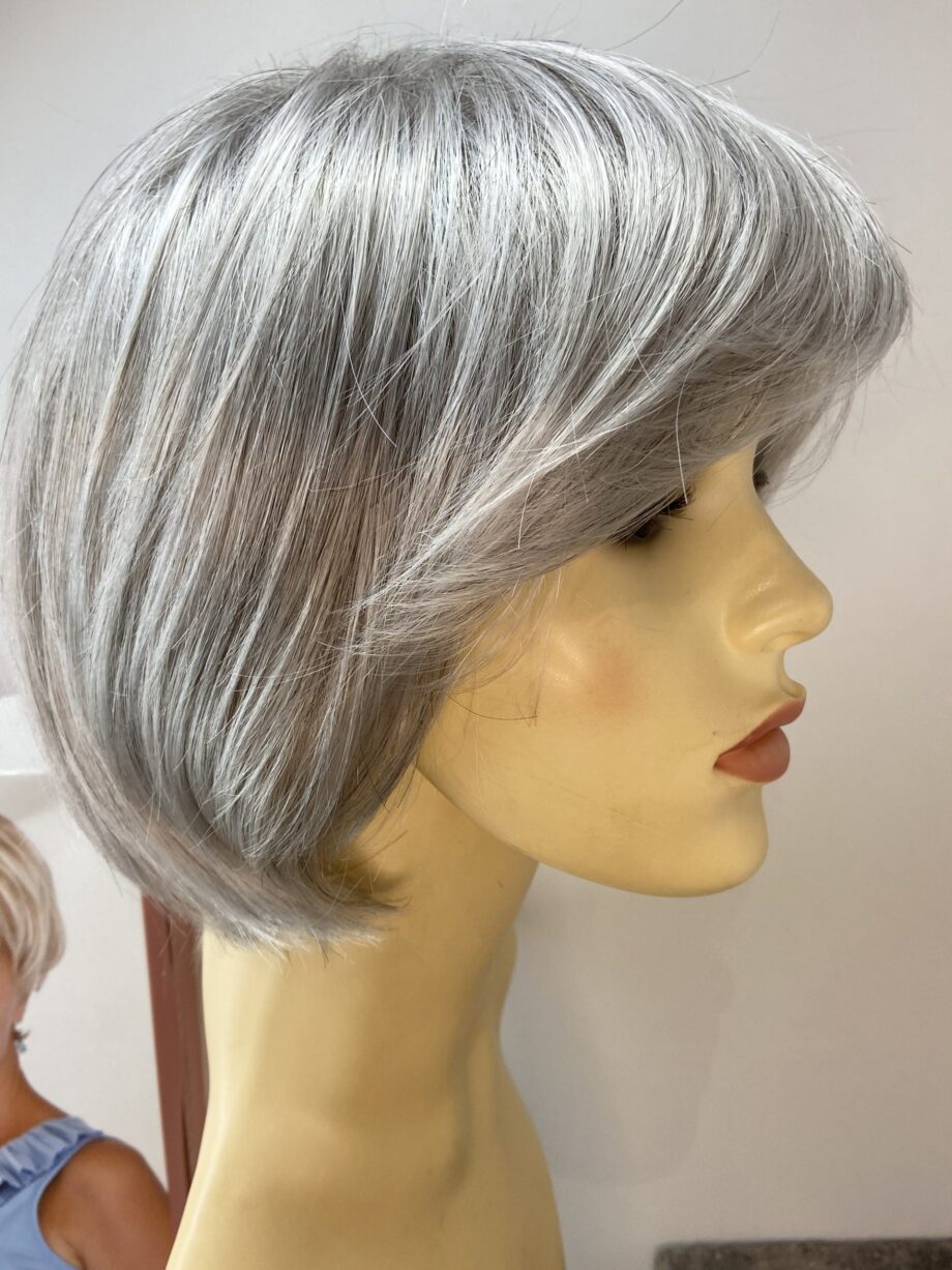 Gorgeous sleek Light grey wig. Bpplsms50