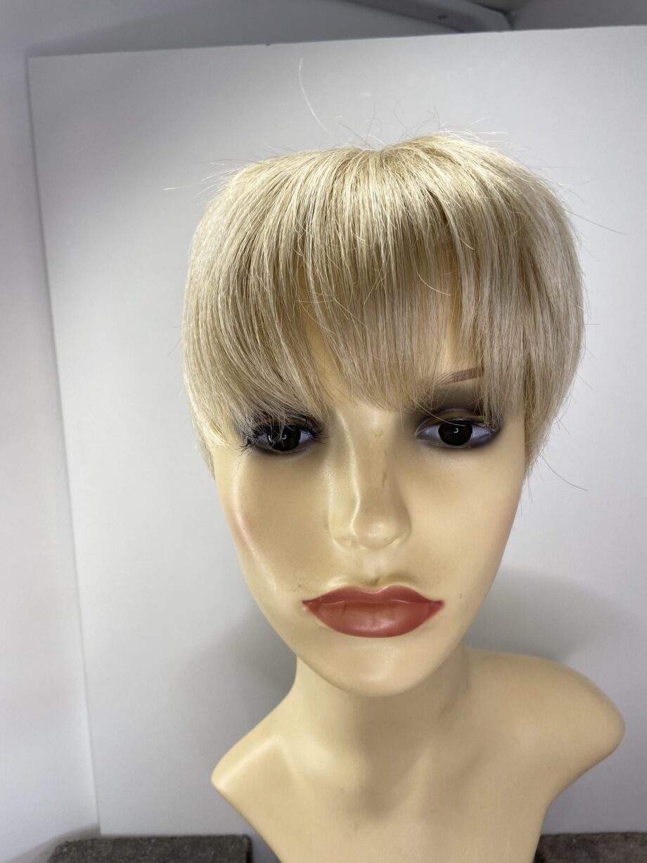 Short light blonde wig. Pplblss775