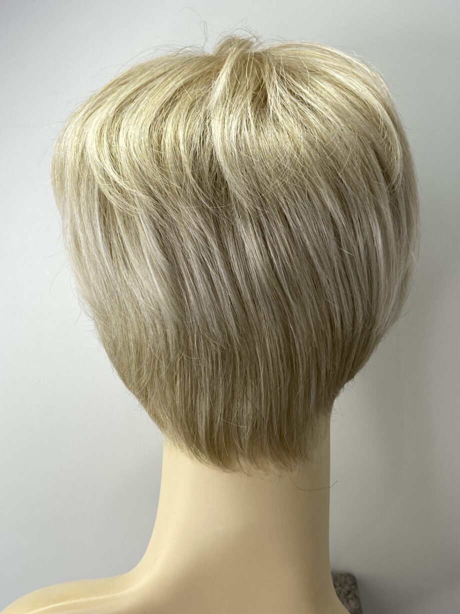 Short light blonde wig. Pplblss775