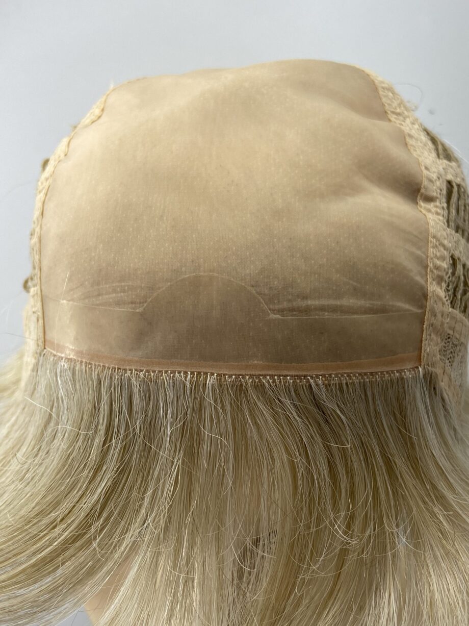 Short light blonde wig. Pplblss775