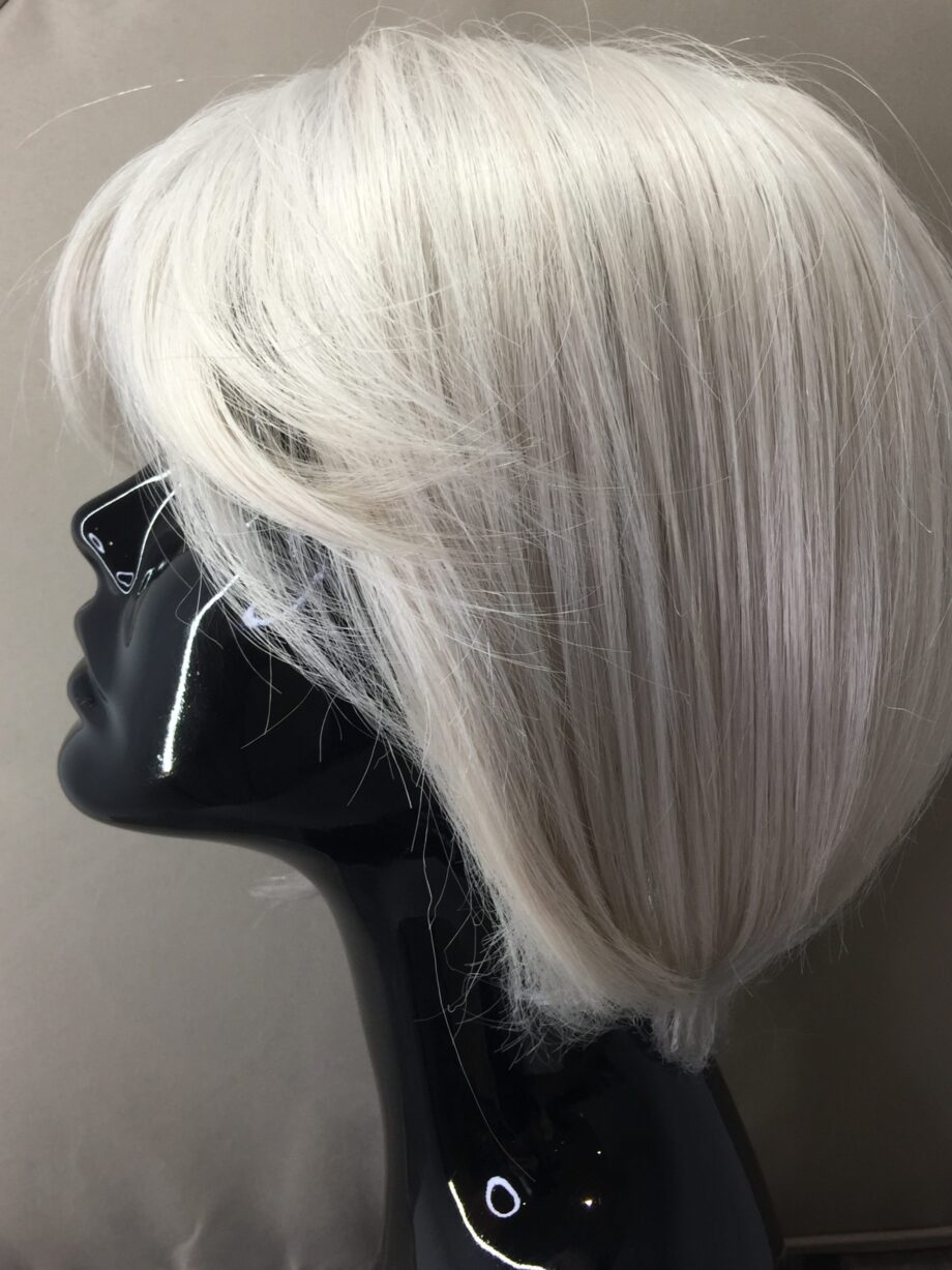 Stunning Silver Bob wig. Pplgms892