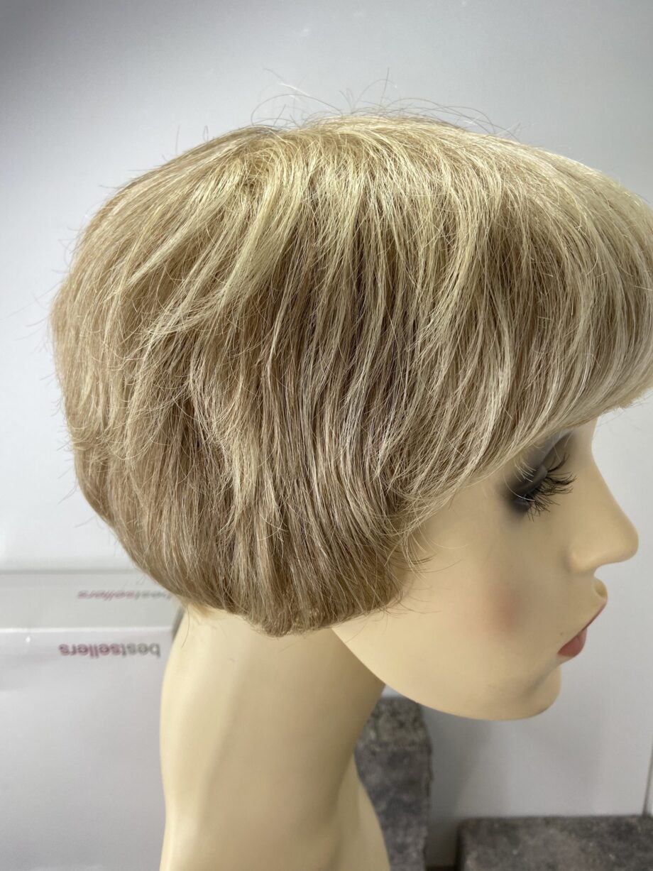 Short blonde wig. Bplblss48