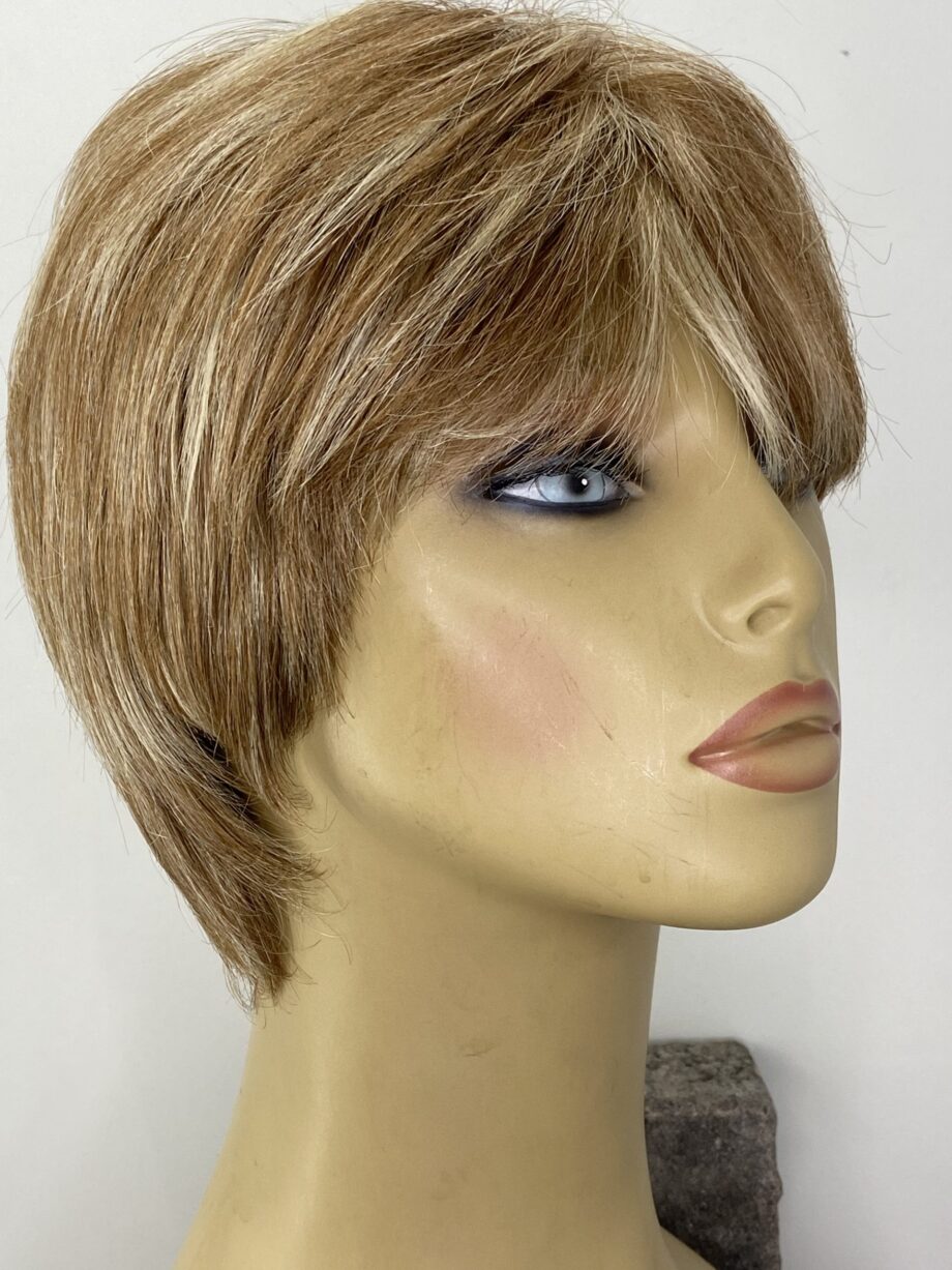 Short honey wig. Pplblss776