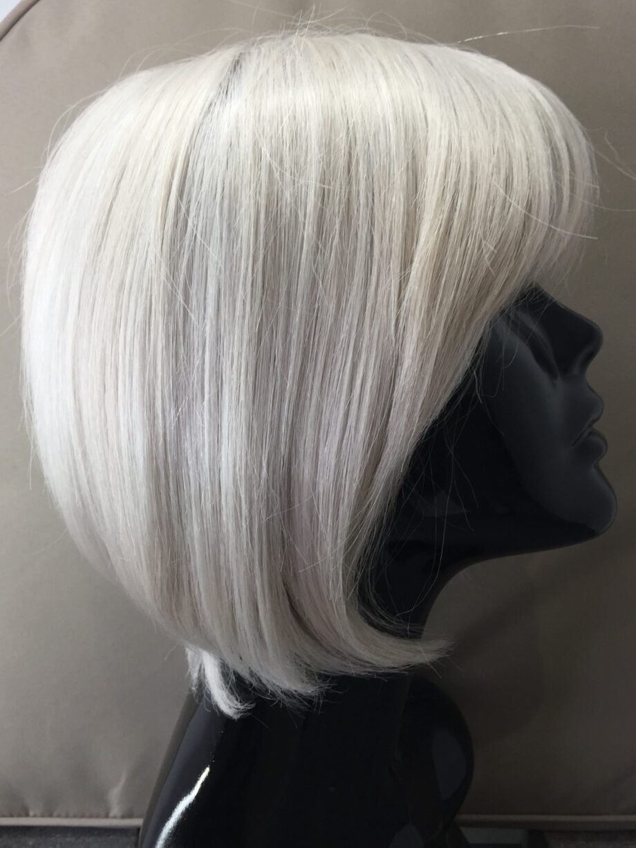 Stunning Silver Bob wig. Pplgms892