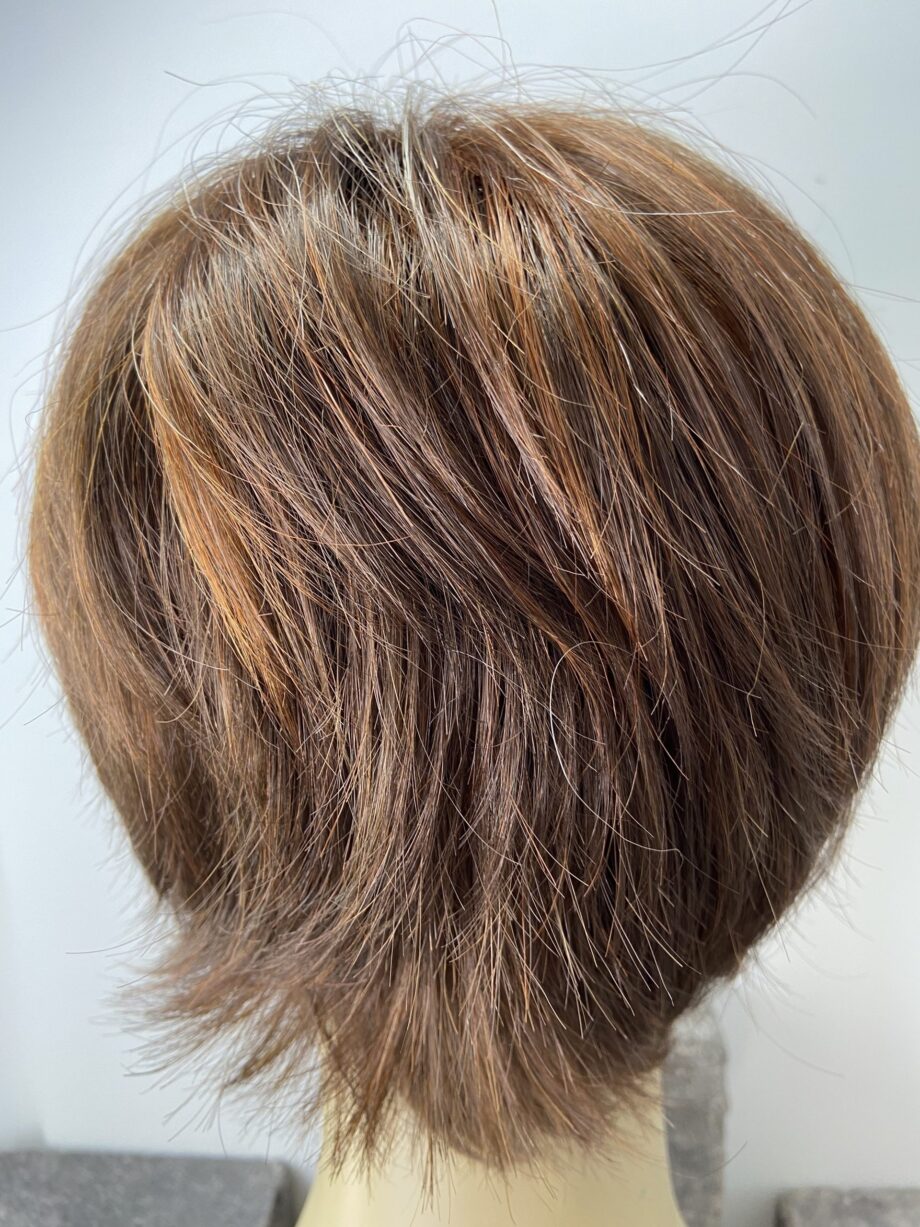 Reddish brown wig. Pplbrss778