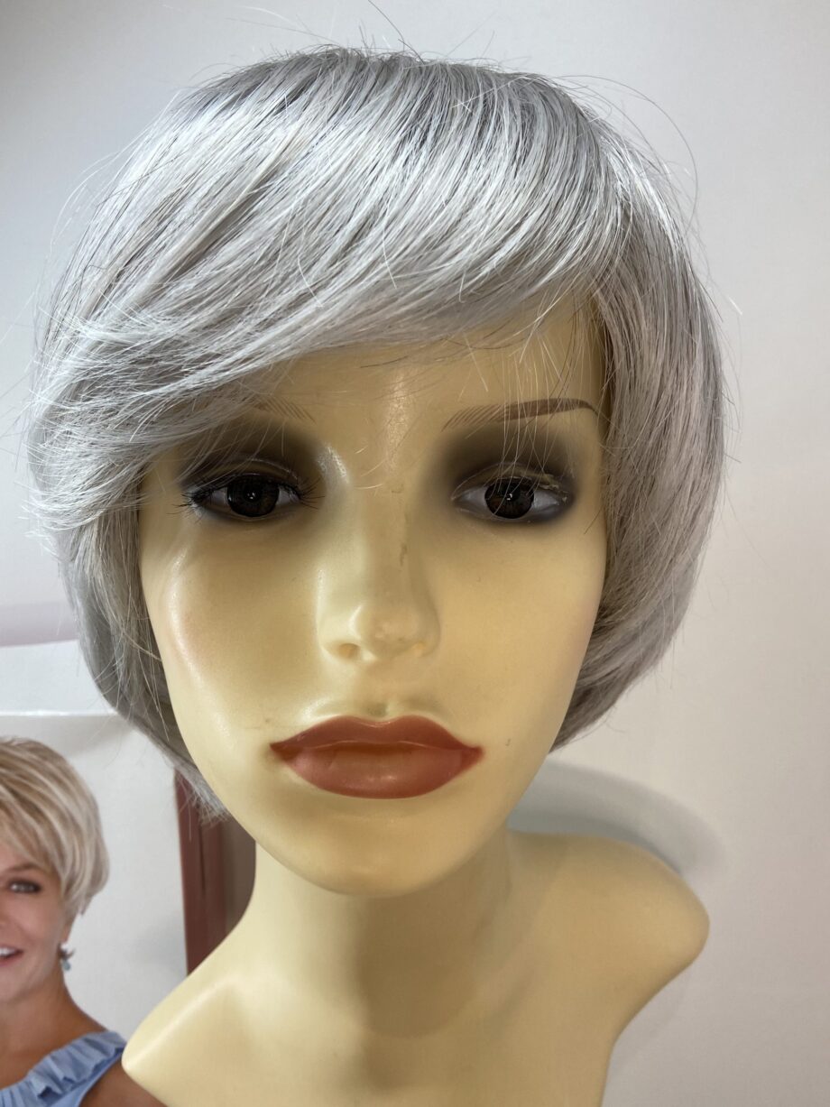 Gorgeous sleek Light grey wig. Bpplsms50